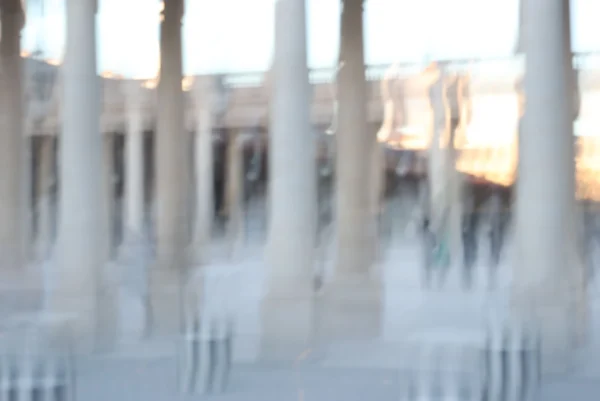 Laurence · 3472 x 2320 Cette photographie présente un sujet flou et indistinct, rendant difficile une identification précise. La composition semble montrer des structures verticales, probablement des colonnes ou des barrières, disposées en série.Le cadrage est serré, avec une légère profondeur de champ. La lumière est douce et diffuse, créant une ambiance tamisée. Les couleurs dominantes sont des teintes claires et neutres, principalement des blancs et gris, avec des reflets dorés ou jaunâtres en arrière-plan.Le style est minimaliste et abstrait, évoquant une sensation de mouvement ou de flou artistique. L’ambiance générale est calme et légèrement mystérieuse.