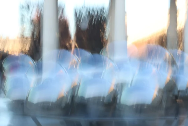 Laurence · 3472 x 2320 Cette photographie présente une image floue et abstraite, rendant le sujet principal indéfinissable. La composition semble désordonnée, avec des formes indistinctes et des contours brouillés. Le cadrage est serré, capturant peu de détails concrets.La lumière est douce et diffuse, créant une ambiance tamisée et presque onirique. Les couleurs dominantes sont des teintes pastel, principalement des bleus et blancs, avec des touches de jaune et d’orange en arrière-plan.Le style évoque une impressionniste ou une approche expérimentale, privilégiant l’émotion à la précision. L’ambiance est mystérieuse et poétique, invitant à l’interprétation.