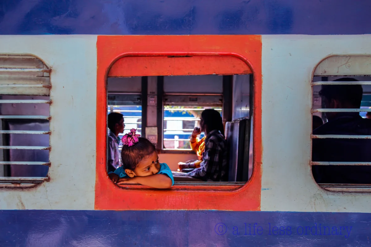 Cédric · 14/01/2018 · 5104 x 3402 Cette photographie montre l'intérieur d'un train vu à travers une fenêtre. Le **sujet principal** est un groupe de passagers assis, observés depuis l'extérieur.La **composition** est centrée sur les voyageurs, avec un **cadrage** serré sur la vitre et l'intérieur coloré. La **lumière** semble naturelle, filtrée par la fenêtre, créant des contrastes doux. Les **couleurs dominantes** sont des tons vifs : orange, bleu et jaune, avec des touches de gris métallique.Le **style** est documentaire et réaliste, capturant une scène du quotidien. L'**ambiance** est à la fois dynamique et intimiste, reflétant la vie urbaine et les déplacements.
