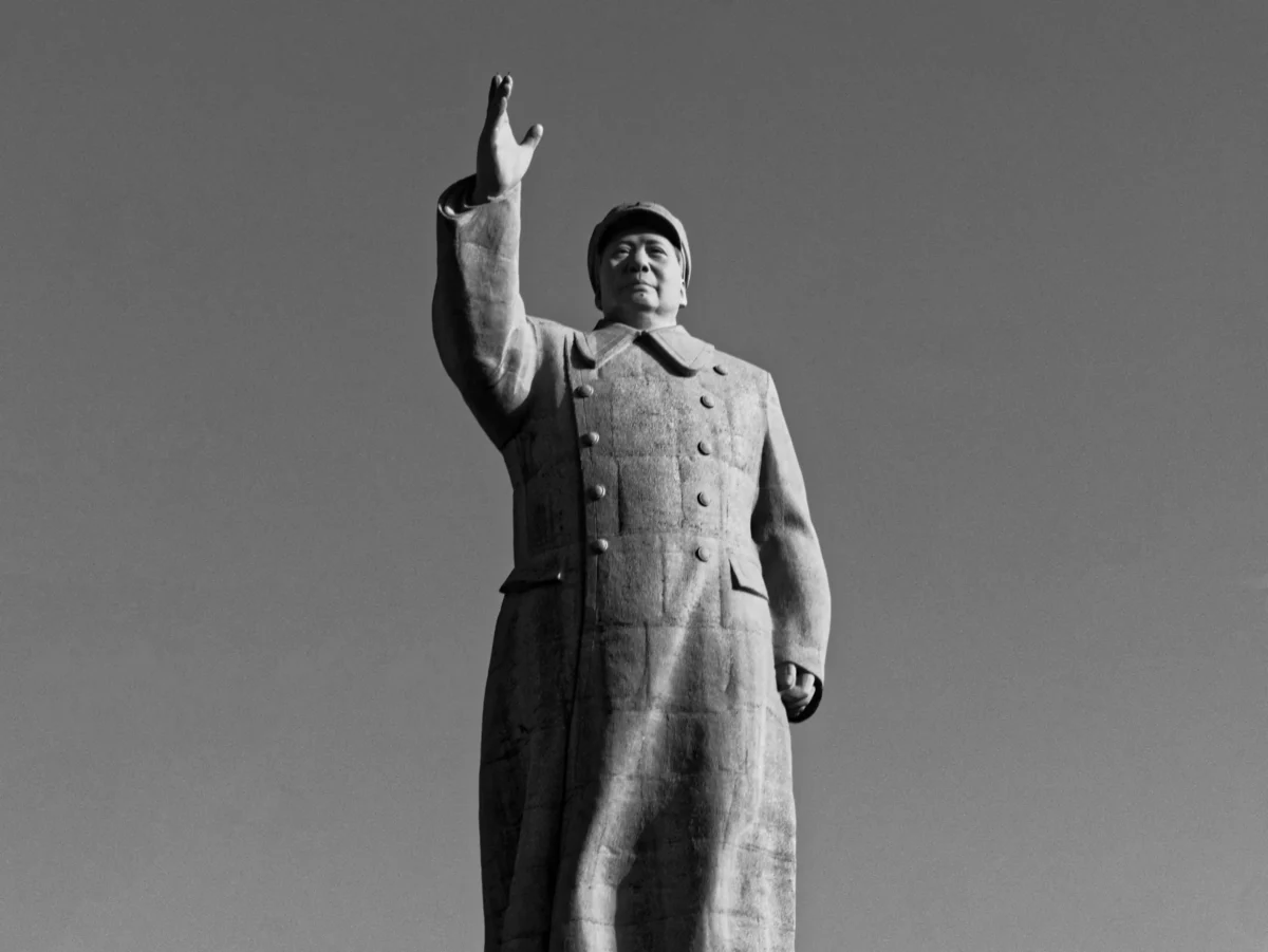 Daniel · 13/09/2015 · 4077 x 3061 Cette photographie montre une statue en noir et blanc représentant une figure en tenue militaire, levant la main droite en signe de salut ou de discours. Le sujet principal est donc cette statue imposante, centrée dans le cadre.La composition est épurée, avec un cadrage serré mettant en valeur la silhouette. La lumière, douce et uniforme, accentue les contours sans créer d'ombres marquées. Les couleurs dominantes sont les nuances de gris, typiques d'une photo en noir et blanc.Le style est sobre et dramatique, évoquant une ambiance solennelle et historique.