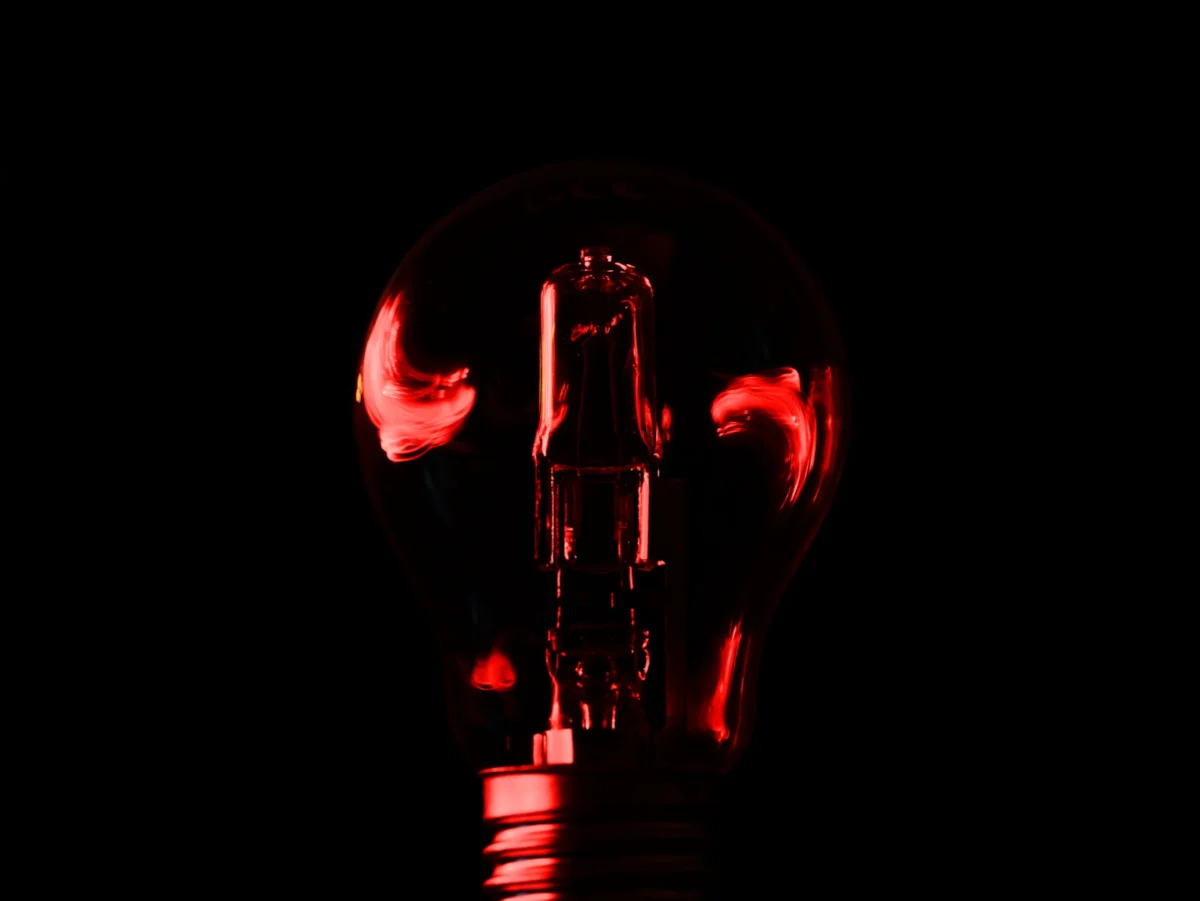 Daniel · 24/01/2016 · 4459 x 3347 Cette photographie met en scène un visage partiellement masqué, éclairé par une lumière rougeâtre. Le sujet principal semble être une silhouette stylisée, évoquant une ambiance mystérieuse et dramatique. Le cadrage est serré, centré sur le visage et le micro, suggérant une performance vocale ou artistique. La lumière rouge dominante crée une atmosphère intense et théâtrale, renforcée par les ombres profondes. Le style rappelle le cinéma expressionniste ou des productions visuelles inspirées de l'art sombre et émotionnel. L'ambiance est à la fois énigmatique et captivante.