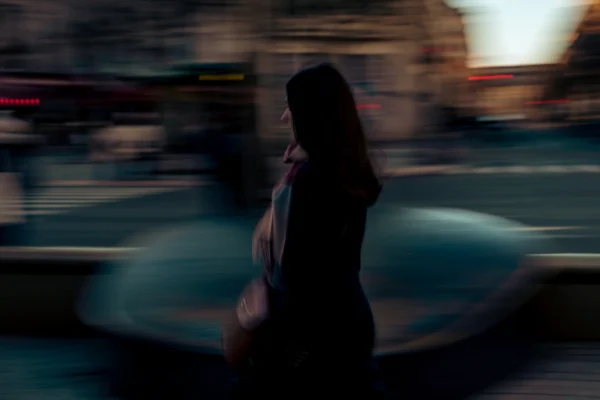 Don · 6226 x 4151 Cette photographie met en scène une silhouette féminine floue, sujet principal, vêtue d’une longue robe noire, tenant un objet devant elle. La composition est dynamique, avec un cadrage serré et un effet de mouvement suggéré par le flou d’arrière-plan.Les couleurs dominantes sont les teintes sombres, avec des nuances de noir et de gris. La lumière est tamisée, créant une ambiance mystérieuse et presque onirique. Le style, proche du flou artistique, évoque une impression de vitesse ou d’abstraction. L’atmosphère est intemporelle et énigmatique.