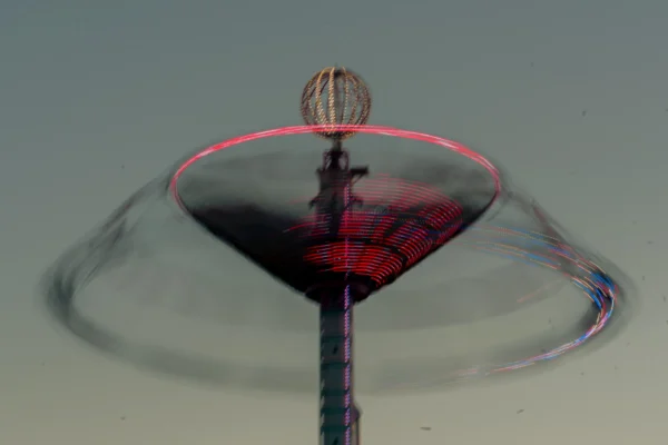 Don · 5366 x 3577 Cette photographie met en scène un **verre à cocktail** rempli d’un liquide rouge transparent, probablement un cocktail, posé sur une surface lisse.Le **sujet principal** est le verre, dont la forme conique et les reflets captent l’attention. La **composition** est centrée, avec un cadrage serré qui isole l’objet. La **lumière**, douce et diffuse, accentue les reflets et les transparences, créant un effet presque magique.Les **couleurs dominantes** sont le rouge vif du liquide et les teintes bleutées des reflets. Le **style** est épuré et artistique, évoquant une ambiance **élégante et mystérieuse**, presque onirique.