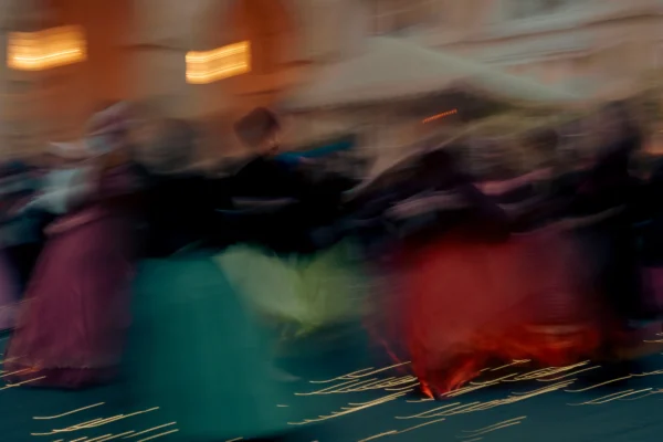 Don · 6560 x 4373 Cette photographie semble capturer un mouvement flou, probablement lors d'une danse ou d'une scène dynamique. Le sujet principal est indistinct en raison du flou de mouvement, mais on devine des silhouettes humaines.La composition est déséquilibrée, avec un cadrage serré et une ambiance énergique. Les couleurs dominantes sont des teintes vives et contrastées : bleu, rouge, violet et vert, créant une atmosphère vibrante et intense.Le style est dynamique et artistique, évoquant une impression de vitesse et d'émotion. La lumière semble tamisée mais suffisante pour distinguer les contours flous des sujets. L'ambiance est festive et mouvementée.