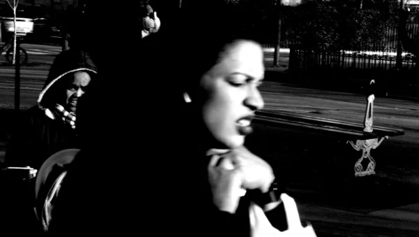 Franck T. · 25/12/2025 · 1400 x 790 Cette photographie en noir et blanc met en scène une personne comme sujet principal, probablement en train de chanter ou de parler au micro. La composition montre un cadrage serré sur son visage, avec une silhouette partiellement visible en arrière-plan, peut-être un autre musicien.L’ambiance est intimiste et dramatique, renforcée par les contrastes lumineux. Les couleurs dominantes, bien que limitées au noir et blanc, suggèrent des tons sombres et des éclairages contrastés. Le style rappelle une approche artistique et expressive, typique des clichés musicaux ou cinématographiques.