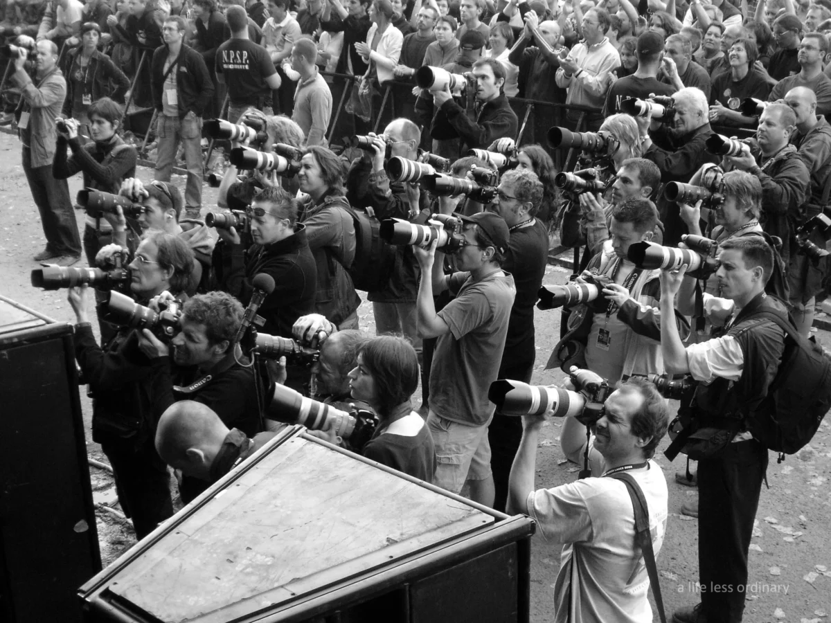 Cédric · 20/07/2007 · 2592 x 1944 Cette photographie en noir et blanc montre une foule de photographes et journalistes entourant un sujet central, probablement une personnalité ou un événement notable. La composition est serrée, avec un cadrage en plan serré sur les appareils photo et les objectifs dirigés vers un point focal hors-champ.La lumière semble naturelle, sans contraste marqué, créant une ambiance dynamique et intense. Le style est documentaire, reflétant une scène authentique et spontanée. L'ambiance est celle d'un moment médiatique chargé, avec une énergie palpable et une concentration collective. Les couleurs, absentes en raison du noir et blanc, renforcent l'aspect classique et intemporel de l'image.