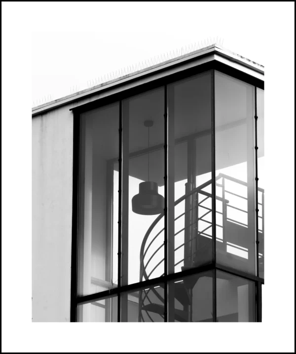 Thierry · 21/02/2026 · 3912 x 4680 Cette photographie montre un ascenseur extérieur moderne encastré dans une façade de bâtiment. Le sujet principal est cet ascenseur, dont la structure métallique et les vitres sont visibles.La composition est épurée, avec un cadrage serré qui isole l'ascenseur. La lumière, naturelle et douce, crée des contrastes nets entre les zones claires et sombres, accentuant les détails architecturaux. Les couleurs dominantes sont les tons de gris, renforçant un style minimaliste et contemporain. L’ambiance est à la fois industrielle et élégante, avec une touche d’austérité.