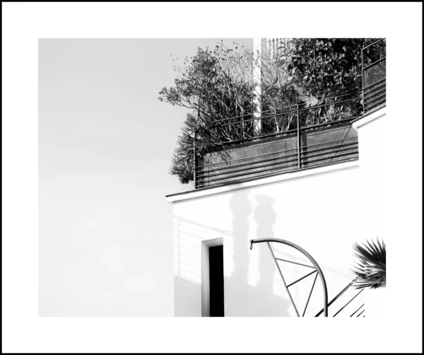 Thierry · 21/02/2026 · 4680 x 3912 Cette photographie en noir et blanc met en scène un bâtiment avec un balcon végétalisé en sujet principal. La composition est épurée, centrée sur une partie architecturale simple et une touche de nature. Le cadrage est serré, capturant uniquement une section de la façade et quelques éléments environnants, comme une partie de palmier.La lumière semble douce, sans ombres marquées, créant une ambiance apaisante et légèrement nostalgique. Les tons dominants sont les gris et blancs, accentuant les contrastes subtils. Le style est minimaliste et moderne, évoquant une ambiance calme et intemporelle.