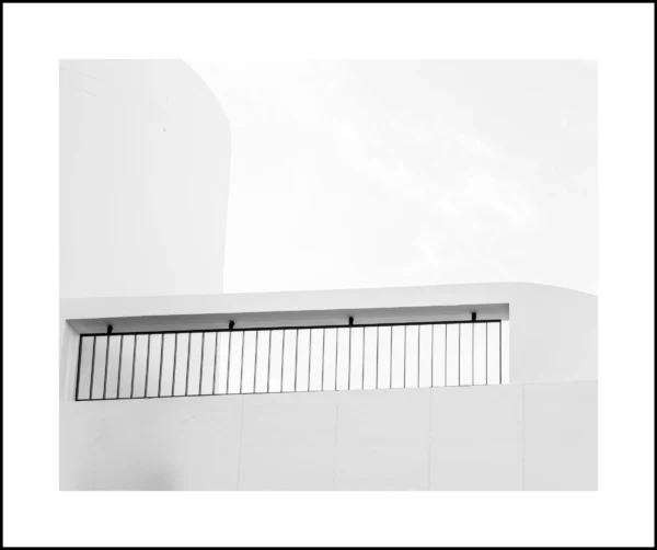 Thierry · 21/02/2026 · 4680 x 3912 Cette photographie met en scène un **ventilateur mural** ou une **grille d’aération** encastrée dans un angle blanc. Le **sujet principal** est cette grille métallique, simple et épurée.La **composition** est minimaliste, avec un **cadrage serré** centré sur l’élément. La **lumière** est douce et uniforme, sans ombre marquée, créant un effet sobre et moderne. Les **couleurs dominantes** sont le blanc et le gris métallique, renforçant l’aspect épuré et contemporain.Le **style** est **minimaliste et industriel**, évoquant une **ambiance aseptisée et fonctionnelle**, typique d’un espace moderne ou architectural.