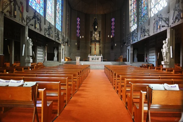 Mary · 21/02/2026 · 2784 x 1856 Cette photographie représente l'intérieur d'une église. Le sujet principal est l'autel et le chœur, encadré par des rangées de bancs en bois disposés symétriquement.Le cadrage est large, offrant une vue centrale sur l'espace sacré. La lumière naturelle, filtrée par les vitraux colorés, éclaire l'endroit, créant une ambiance sereine et sacrée. Les couleurs dominantes sont les tons chauds (bois, rouge des bancs) et les teintes froides des vitraux.Le style architectural semble moderne avec des éléments traditionnels. L'ambiance est paisible et spirituelle.