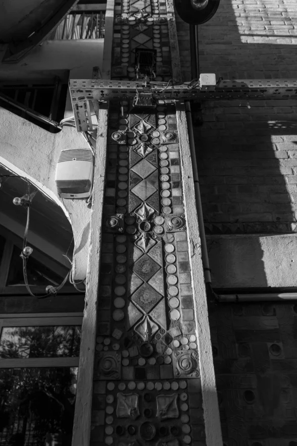 Marc · 07/02/2026 · 4672 x 7008 Cette photographie en noir et blanc montre un **escalier mécanique** dans un lieu urbain, probablement une gare ou un centre commercial. Le **sujet principal** est l’escalier roulant, dont les marches sont ornées de motifs géométriques.La **composition** est dynamique, avec un **cadrage serré** mettant en valeur les détails des marches et la structure métallique. La **lumière**, naturelle et contrastée, accentue les ombres et les textures. Les **couleurs dominantes** sont les nuances de gris, renforçant l’aspect industriel et moderne. Le style est **documentaire et architectural**, évoquant une **ambiance urbaine et fonctionnelle**, presque cinématographique.