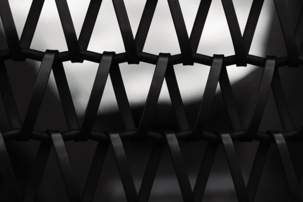Don · 4759 x 3173 Cette photographie met en scène une structure métallique géométrique, probablement une charpente ou une grille architecturale. Le sujet principal est la répétition des triangles formés par les poutres, créant un motif régulier et hypnotique.La composition repose sur des lignes diagonales et horizontales, renforçant la perspective. Le cadrage serré accentue la texture et la symétrie. La lumière, douce et contrastée, souligne les ombres et les formes, ajoutant une dimension dramatique. Les couleurs dominantes sont les tons de gris et noir, renforçant l’aspect minimaliste et industriel.L’ambiance est à la fois technique et poétique, évoquant une esthétique moderne et épurée.