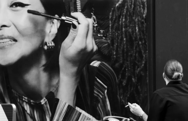 Pascale CHESNOT · 07/03/2026 · 4240 x 2736 Cette photographie en noir et blanc met en scène une femme comme sujet principal, appliquant du maquillage devant un miroir. La composition est serrée, centrée sur son visage et ses gestes précis. Le cadrage est rapproché, isolant presque le sujet.La lumière est douce mais contrastée, accentuant les traits et les détails. Les couleurs dominantes sont les nuances de gris, typiques du noir et blanc.Le style évoque une ambiance rétro ou documentaire, avec une touche d'intimité et de réalisme. L'atmosphère est sobre et élégante, mettant en valeur la concentration et le soin apporté au détail.