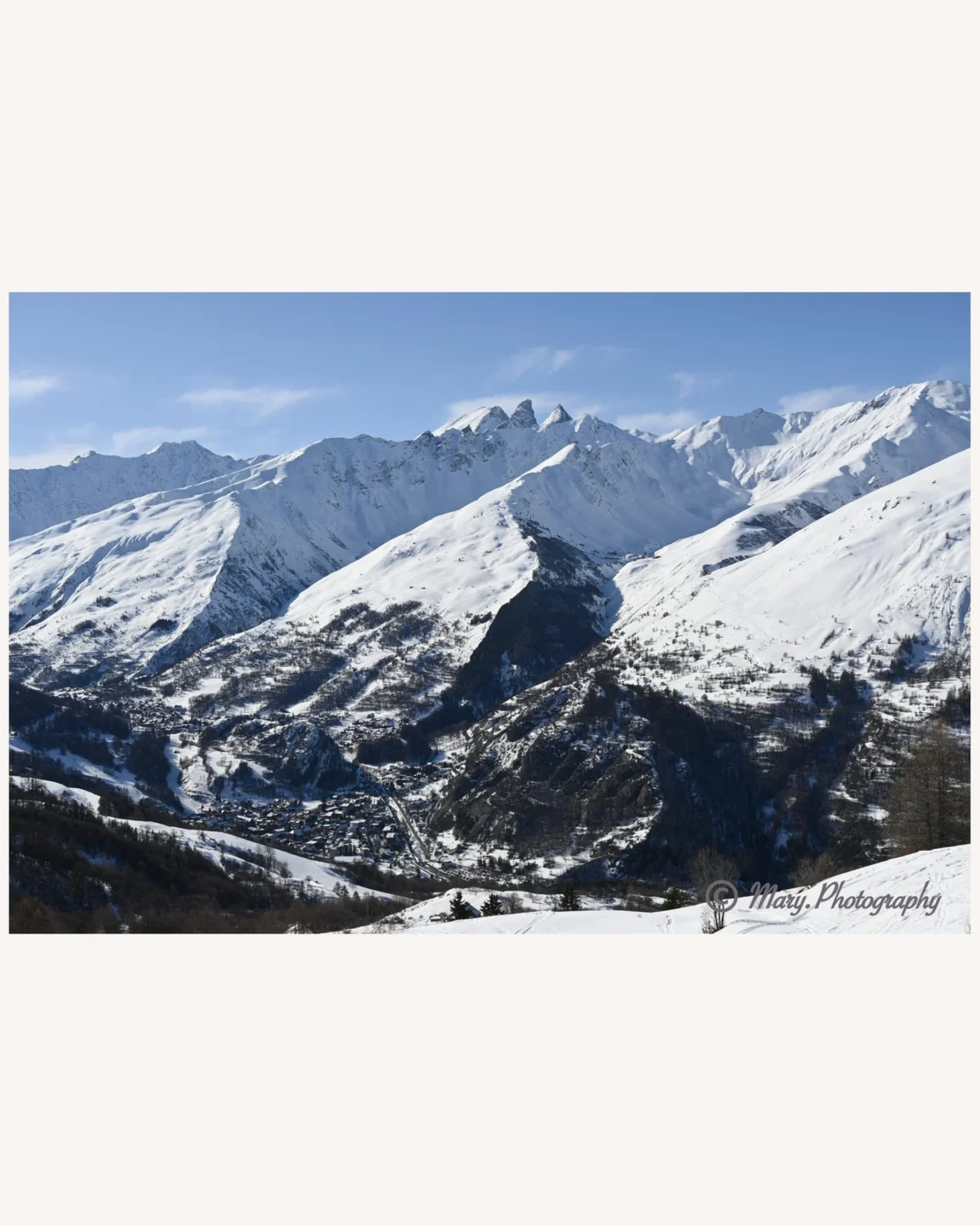 Mary · 2048 x 2560 Cette photographie met en scène un **massif montagneux enneigé**, sujet principal. La **composition** est équilibrée, avec des sommets escarpés et des pentes couvertes de neige.Le **cadrage** est large, capturant une vue panoramique des montagnes sous un angle légèrement incliné. La **lumière** est naturelle, avec un éclairage doux et uniforme, suggérant un jour clair et froid.Les **couleurs dominantes** sont les blancs de la neige, les gris des rochers et les bleus du ciel. Le style est **réaliste et épuré**, évoquant une **ambiance sauvage et paisible**, presque mystique.