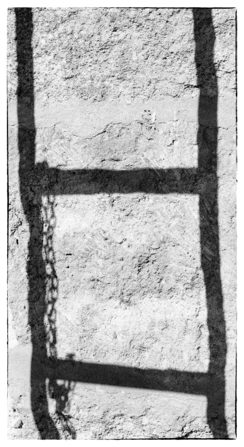 Thierry · 15/03/2026 · 2093 x 3840 Cette photographie montre une portion de mur en pierre apparente, fissurée et usée, avec une fenêtre à petits carreaux verticaux.La composition est épurée, centrée sur la texture brute du matériau. Le cadrage est serré, mettant en valeur les détails du mur et des montants de la fenêtre. La lumière, douce et naturelle, accentue les reliefs et les dégradés de tons.Les couleurs dominantes sont les gris et blancs, typiques d’un style documentaire ou minimaliste. L’ambiance est sobre, presque mélancolique, évoquant le passage du temps et la rusticité.