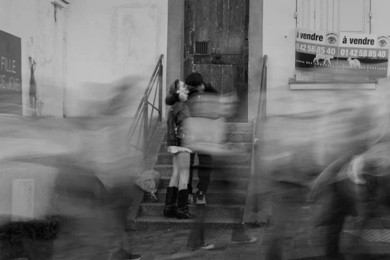 Juan · 21/03/2026 · 7696 x 5133 Cette photographie en noir et blanc capture une scène floue et dynamique. Le sujet principal semble être une personne, probablement un enfant, en mouvement près d’un escalier. La composition utilise un cadrage serré et un flou artistique, suggérant une vitesse rapide, peut-être une course ou un jeu.La lumière est contrastée, avec des zones claires et sombres, accentuant les contours. L’ambiance est à la fois spontanée et nostalgique, renforcée par le style flou et le monochrome. Les couleurs dominantes, bien sûr, sont les nuances de gris, ajoutant une touche poétique et intemporelle à la scène.