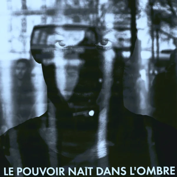 Pierre · 07/03/2026 · 3850 x 3850 Cette photographie met en scène un visage flou et sombre, partiellement éclairé, derrière une surface vitrée ou métallique striée. Le sujet principal semble mystérieux et anonyme.La composition repose sur un cadrage serré, centré sur le visage, avec des reflets et des ombres qui renforcent l'effet dramatique. La lumière est contrastée, créant des zones claires et sombres.Les couleurs dominantes sont les tons de gris et de noir, avec des reflets bleutés. Le style évoque une ambiance cinématographique ou artistique sombre et intense, renforcée par le texte en bas ("Le pouvoir naît dans l’ombre"), ajoutant une dimension symbolique et mystérieuse.