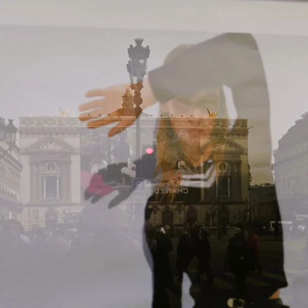 Pierre · 2508 x 2508 Cette photographie présente un effet de superposition entre deux images. Le sujet principal semble être une silhouette floue d’une personne en mouvement, partiellement transparente, devant un fond urbain.La composition joue sur la transparence et la profondeur, avec un cadrage serré sur la silhouette. La lumière est douce, créant des contrastes subtils entre les zones claires et sombres. Les couleurs dominantes sont des tons neutres (gris, beige) avec des touches de rouge et de blanc dans le fond architectural.Le style est artistique et abstrait, évoquant une ambiance onirique et mystérieuse, mêlant réalité et surréalisme.