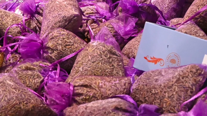 Aurélie · 01/01/2021 · 1920 x 1080 Cette photographie met en scène des œufs de Pâques enveloppés dans du papier coloré, principalement violet. Le sujet principal est un œuf avec une étiquette blanche illustrée d’un lapin et d’un œuf.La composition est serrée, avec un cadrage rapproché qui met en valeur les textures et les couleurs. La lumière semble douce et naturelle, éclairant uniformément les objets. Les couleurs dominantes sont les violets et les tons pastel, créant une ambiance festive et joyeuse. Le style est simple et direct, axé sur la présentation des détails.