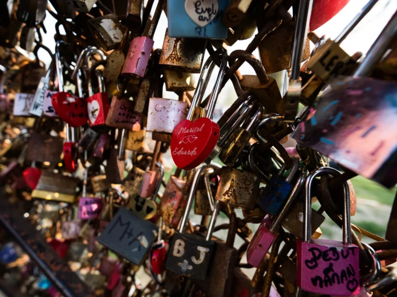 Daniel · 21/03/2026 · 4479 x 3359 Cette photographie montre une multitude de cadenas colorés accrochés à une structure métallique, souvent appelés "cadenas d'amour". Le sujet principal est ces cadenas, symbolisant des déclarations d'amour ou des souvenirs.La composition est dense et désordonnée, avec des cadenas de différentes tailles et couleurs. Le cadrage est serré, mettant en avant les détails des cadenas et leurs inscriptions. La lumière semble naturelle, bien que légèrement tamisée, créant des ombres douces.Les couleurs dominantes sont variées : rouges, roses, argentés, avec des touches de bleu et de noir. Le style est documentaire et réaliste, capturant une scène authentique et émotionnelle. L'ambiance est romantique et nostalgique.