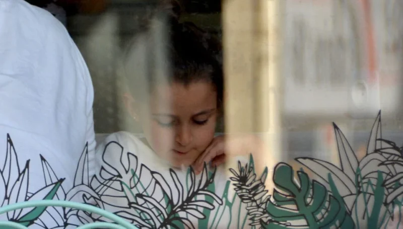 Pascale · 29/09/2018 · 959 x 546 Cette photographie met en scène une jeune femme comme sujet principal, penchée sur des feuilles de plantes aux motifs graphiques. Le cadrage est serré, centré sur son visage et les feuilles, avec un arrière-plan flou.La lumière semble naturelle et douce, éclairant légèrement le sujet. Les couleurs dominantes sont les verts et les teintes claires des feuilles, avec des touches de blanc sur les vêtements.Le style est réaliste et documentaire, capturant un moment intime. L’ambiance est calme et contemplative, évoquant une connexion avec la nature.