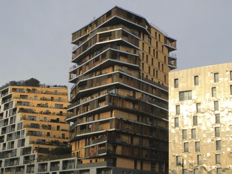 Paris moderne et ses lieux sauvegardés Immeuble moderne aux balcons en bois disposés en terrasses avec des façades aux teintes dorées et une structure
