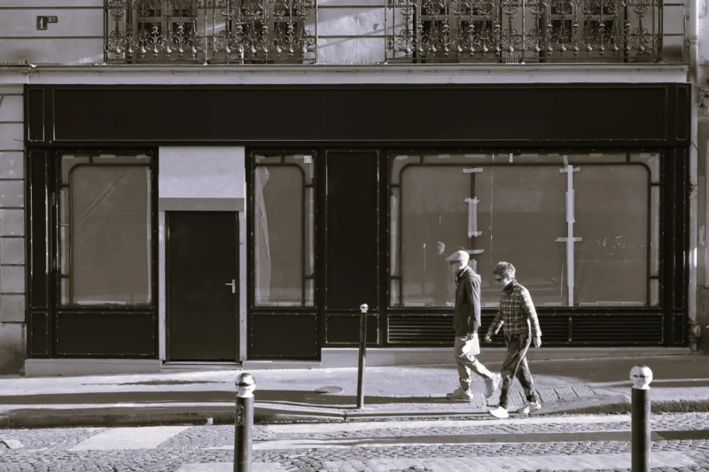 Camilla · 6000 x 4000 Cette photographie met en scène deux personnes marchant côte à côte sur un trottoir enneigé. Le sujet principal est leur silhouette, contrastant avec l’arrière-plan.La composition est simple et équilibrée, avec un cadrage serré sur les personnages et un premier plan légèrement incliné. La lumière est douce et naturelle, probablement en journée, créant des ombres discrètes. Les couleurs dominantes sont les tons froids : gris, noir et blanc, avec des touches de gris bleuté dues à la neige.Le style est sobre et documentaire, évoquant une ambiance calme et mélancolique, typique d’un hiver urbain.