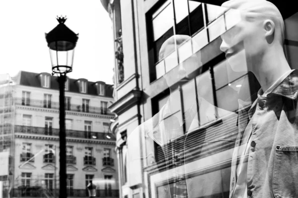 Laurence Givry · 07/03/2026 · 1350 x 900 Cette photographie en noir et blanc met en scène un homme de dos, visage flouté, comme sujet principal. La composition joue sur le contraste entre son visage indistinct et les détails architecturaux nets des bâtiments derrière lui.Le cadrage est serré sur l’homme, avec une profondeur de champ qui isole son profil tout en intégrant l’arrière-plan urbain. La lumière semble naturelle, douce et diffuse, typique d’un jour nuageux.Les tons dominants sont les gris et noirs, renforçant une ambiance mélancolique et introspective. Le style rappelle le photojournalisme classique, avec une touche de minimalisme et de réalisme poétique.