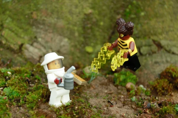 Cédric Manuel · 14/03/2026 · 2048 x 1365 Cette photographie montre deux figurines Lego en scène miniature. Le sujet principal semble être un échange entre un personnage en combinaison blanche (probablement un astronaute) et un autre en tenue jaune, tenant une plante.La composition est dynamique, avec un cadrage serré sur les figurines. La lumière est naturelle, douce et diffuse, mettant en valeur les détails. Les couleurs dominantes sont les tons verts de la végétation, les jaunes et bruns des figurines, et le blanc de la combinaison.Le style est ludique et miniature, évoquant une ambiance fantastique et créative, typique des univers Lego.