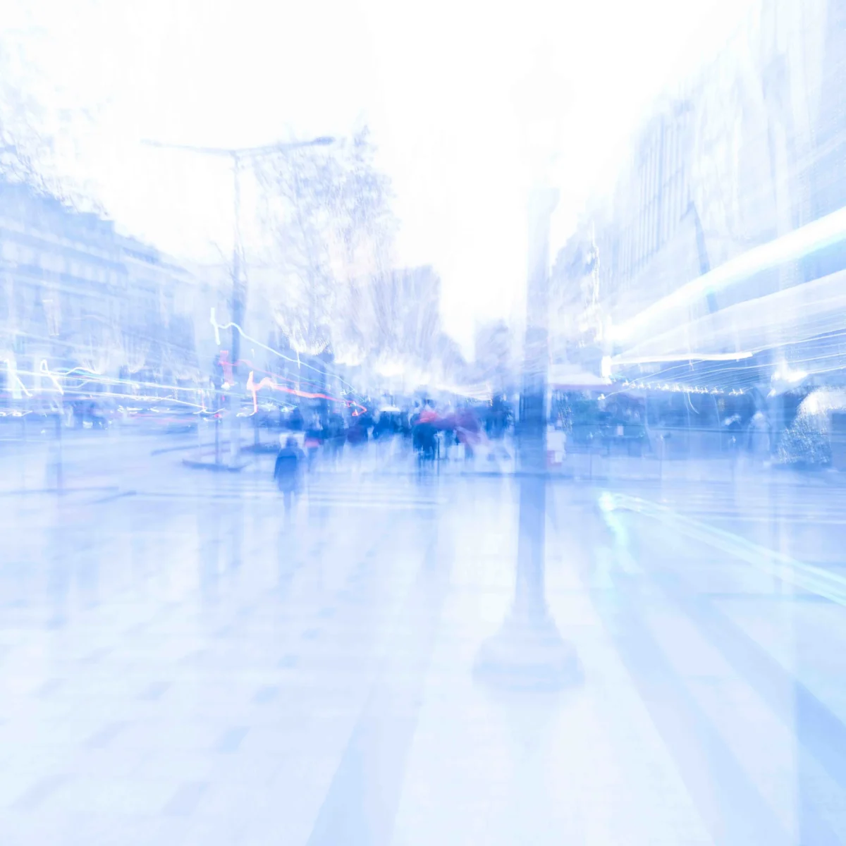 Jean-Paul · 20/12/2025 · 5504 x 5504 Cette photographie présente une scène urbaine floue et abstraite. Le sujet principal est indistinct, mais semble être une place ou une rue animée. La composition est dynamique, avec des formes et des silhouettes suggérant du mouvement. Le cadrage est large, englobant un espace ouvert.La lumière est douce et diffuse, créant une ambiance onirique. Les couleurs dominantes sont des bleus et blancs, donnant une impression de froid ou de nuit. Le style est artistique et expérimental, proche du flou artistique ou de la photographie impressionniste. L’ambiance est à la fois mystérieuse et apaisante.