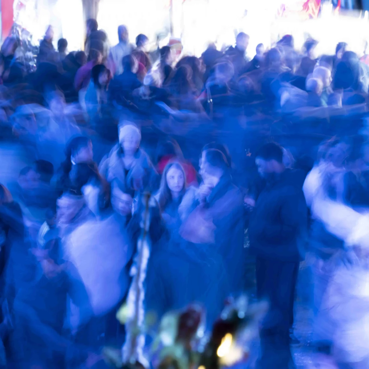 Jean-Paul · 20/12/2025 · 5504 x 5504 Cette photographie capture une foule en mouvement, probablement lors d’un événement nocturne ou festif. Le sujet principal est la masse indistincte des personnes, suggérant une ambiance collective et dynamique.La composition est serrée, avec un cadrage rapproché qui accentue le flou et l’énergie du groupe. Les couleurs dominantes sont les bleus et violets, renforcés par une lumière artificielle, créant une ambiance électrique et immersive. Le style est flou et mouvementé, reflétant l’agitation et l’excitation de la scène. L’ambiance est festive et intense, typique d’un rassemblement nocturne.