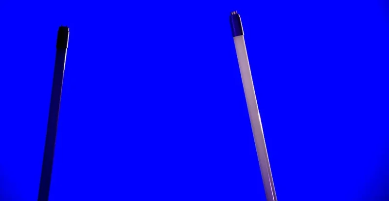 Franck T. · 24/03/2018 · 1000 x 517 Cette photographie met en scène deux objets métalliques allongés et fins, probablement des stylos ou des baguettes, disposés en angle contre un fond bleu uniforme.La composition est épurée, avec un cadrage serré centré sur les objets. La lumière semble douce et diffuse, sans ombres marquées. Les couleurs dominantes sont le bleu intense du fond et le gris métallique des objets.Le style est minimaliste et abstrait, évoquant une ambiance sobre et moderne, presque industrielle. L'absence de contexte ajoute une touche de mystère et de simplicité visuelle.