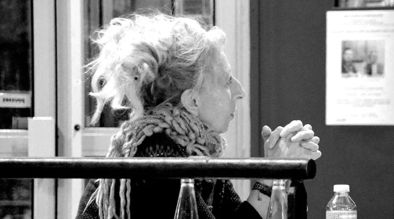 Pascale · 18/01/2020 · 1000 x 557 Cette photographie en noir et blanc met en scène une personne âgée comme sujet principal, penchée sur une table. Son visage est partiellement caché par ses cheveux et ses mains, créant une atmosphère mystérieuse.La composition est serrée, avec un cadrage rapproché qui isole le sujet. La lumière semble naturelle et douce, éclairant principalement le visage et les mains. Les couleurs dominantes, bien que monochromes, jouent sur les contrastes de gris et de blancs, renforçant l’émotion.Le style est documentaire et intime, évoquant une scène du quotidien. L’ambiance est à la fois mélancolique et contemplative.