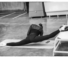 Thierry · 22/04/2026 · 3840 x 2560 Cette photographie en noir et blanc montre une personne en train de faire du yoga ou un étirement au sol. Le sujet principal est une jambe levée, tendue vers le haut, tandis que le corps repose sur un tapis.La composition est simple et épurée, avec un cadrage serré sur la jambe et une partie du corps. L’ambiance est calme et introspective. La lumière semble naturelle et douce, sans ombres marquées. Le style est sobre et minimaliste, renforcé par le traitement en noir et blanc, évoquant une sensation de sérénité et de concentration.