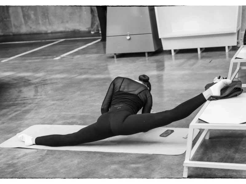 Thierry · 22/04/2026 · 3840 x 2560 Cette photographie en noir et blanc montre une personne en train de faire du yoga ou un étirement au sol. Le sujet principal est une jambe levée, tendue vers le haut, tandis que le corps repose sur un tapis.La composition est simple et épurée, avec un cadrage serré sur la jambe et une partie du corps. L’ambiance est calme et introspective. La lumière semble naturelle et douce, sans ombres marquées. Le style est sobre et minimaliste, renforcé par le traitement en noir et blanc, évoquant une sensation de sérénité et de concentration.