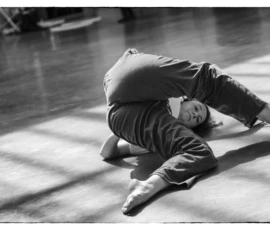 Thierry · 22/04/2026 · 3840 x 2560 Cette photographie en noir et blanc montre deux danseurs en mouvement, probablement en train de pratiquer le breakdance ou une forme de danse contemporaine. Le sujet principal est le danseur en bas, en position dynamique, soutenu par son partenaire.La composition est serrée, centrée sur les deux personnages. Le cadrage est rapproché, mettant en valeur leurs mouvements et expressions. La lumière est douce et naturelle, créant des contrastes subtils. Les couleurs dominantes sont les nuances de gris, typiques du noir et blanc, renforçant l’ambiance intense et artistique. Le style est documentaire et spontané, capturant un instant de performance. L’ambiance est énergique et concentrée.