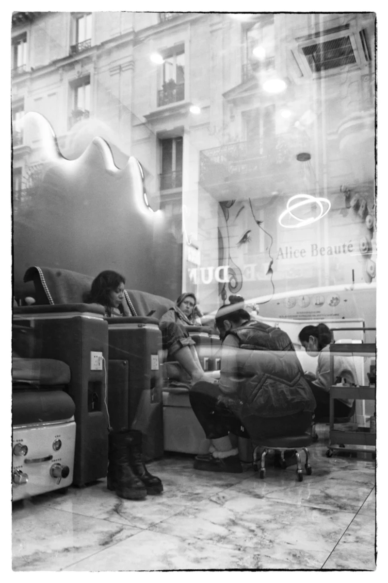 Thierry · 11/04/2026 · 2560 x 3840 Cette photographie en noir et blanc capture une scène urbaine vintage. Le sujet principal semble être un groupe de personnes autour d’un véhicule ancien, probablement une voiture ou un camion des années 1950-60. La composition est dynamique, avec un cadrage serré sur les personnages et le véhicule, encadrés par un bâtiment en arrière-plan.La lumière est douce, créant des contrastes marqués et des ombres nettes. Les couleurs dominantes sont les tons de gris, typiques du noir et blanc, renforçant l’aspect rétro. Le style évoque un documentaire ou une photo de rue ancienne, avec une ambiance nostalgique et authentique, reflétant la vie quotidienne d’une époque révolue.