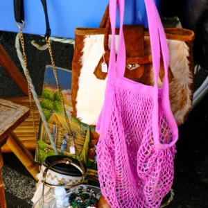 Nathalie F. · 25/04/2026 · 4160 x 4160 Cette photographie met en scène un **panier en plastique rose** comme sujet principal, posé sur une surface rustique. La composition associe des éléments artisanaux et naturels : un vieux meuble en bois, des pelages, des objets décoratifs (comme une figurine et des bougies).Le cadrage est serré, mettant en valeur les détails texturés. La lumière semble naturelle et douce, créant des ombres légères. Les couleurs dominantes sont les tons **naturels (bois, beige)** et le **rose vif** du panier, apportant une touche moderne.L’ambiance est **bohème-chic**, mêlant artisanat et simplicité, avec une touche de créativité et de chaleur.