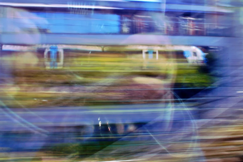 Fabienne · 23/04/2026 · 4527 x 3018 Cette photographie capture un **train en mouvement**, sujet principal flou, suggérant une vitesse élevée. La **composition** est dynamique, avec des lignes courbes et des traînées de couleurs. Le **cadrage** est serré, centré sur le train et son environnement déformé.Les **couleurs dominantes** sont des teintes vives et contrastées : bleu, vert, jaune et rouge, créant une ambiance **énergique et vibrante**. La **lumière** semble naturelle mais renforcée par le mouvement, donnant un effet presque abstrait.Le **style** est artistique, proche du **flou de mouvement**, évoquant une **ambiance moderne et cinétique**.