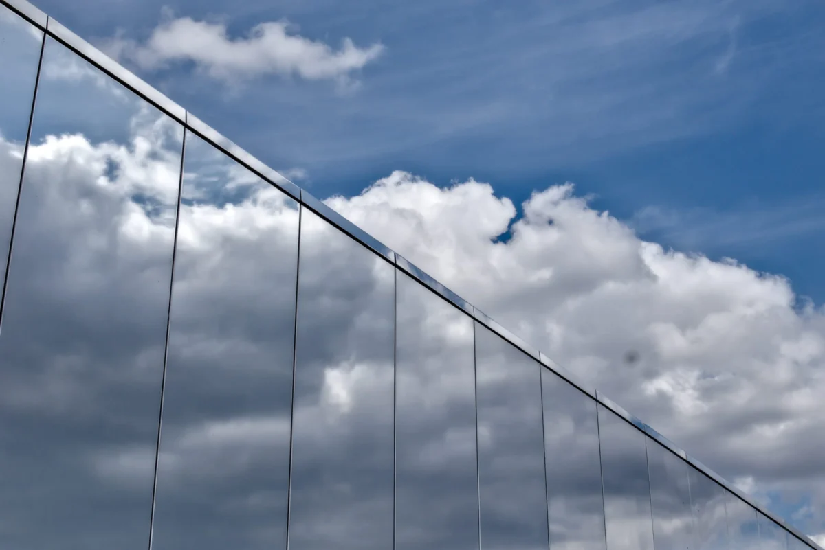 Frédéric · 19/04/2026 · 2517 x 1680 Cette photographie met en scène un **câble métallique incliné** d’un pont ou d’une structure similaire, reflétant partiellement les nuages. La **composition** joue sur les lignes diagonales et la répétition des reflets, créant un effet graphique. Le **cadrage** serré isole le câble, accentuant son contraste avec le ciel.La **lumière** naturelle, douce et diffuse, souligne les textures métalliques et les nuances des nuages. Les **couleurs dominantes** sont les gris bleutés du métal et les blancs des nuages, avec des touches de bleu dans le ciel.Le style est **minimaliste et épuré**, évoquant une ambiance **moderne et industrielle**, presque abstraite.
