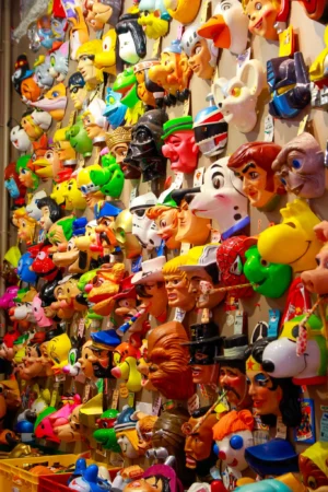 Cédric · 25/04/2026 · 1365 x 2048 Cette photographie montre une multitude de figurines colorées, principalement des animaux et personnages stylisés, accrochées en désordre. Le sujet principal est cette collection dense et variée, créant une impression de chaos organisé.Le cadrage est serré, mettant en valeur les détails des figurines. La lumière semble naturelle et douce, éclairant les couleurs vives. Les teintes dominantes sont des tons vifs et saturés : rouges, jaunes, bleus et verts.Le style est artisanal et ludique, évoquant une ambiance festive et joyeuse, presque surchargée mais charmante.
