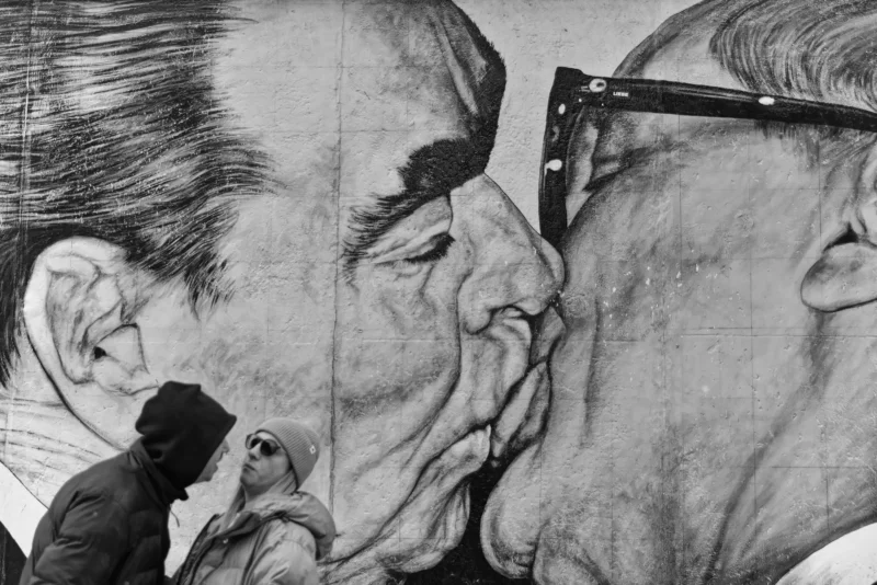 Mickaël · 15/02/2025 · 6016 x 4016 Cette photographie représente deux visages masculins âgés en train de s'embrasser. Le sujet principal est cette scène intime et expressive, soulignant une émotion forte.La composition est serrée, avec un cadrage rapproché mettant en valeur les détails des traits et des expressions. La lumière semble douce et uniforme, sans ombres marquées.Les couleurs dominantes sont les tons de gris, typiques d'une photo en noir et blanc, renforçant un style artistique et dramatique. L'ambiance est à la fois intime et puissante, évoquant une connexion profonde et une intensité émotionnelle.
