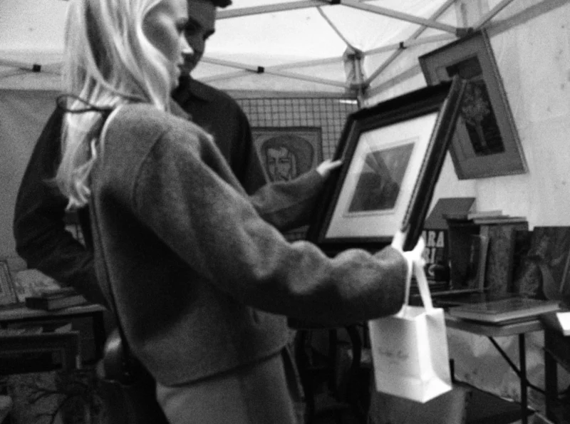Bao · 4034 x 2998 Cette photographie en noir et blanc montre une femme comme sujet principal, occupée à manipuler une grande feuille de papier ou une toile. La composition met en avant son geste précis, avec un cadrage serré sur ses mains et son travail.L’ambiance semble artisanale ou artistique, dans un espace probablement dédié à la création. La lumière est douce et naturelle, éclairant le sujet sans ombres marquées. Le style est documentaire, capturant un moment authentique. Les tons gris dominent, accentuant les détails et les textures. L’atmosphère est studieuse et concentrée.