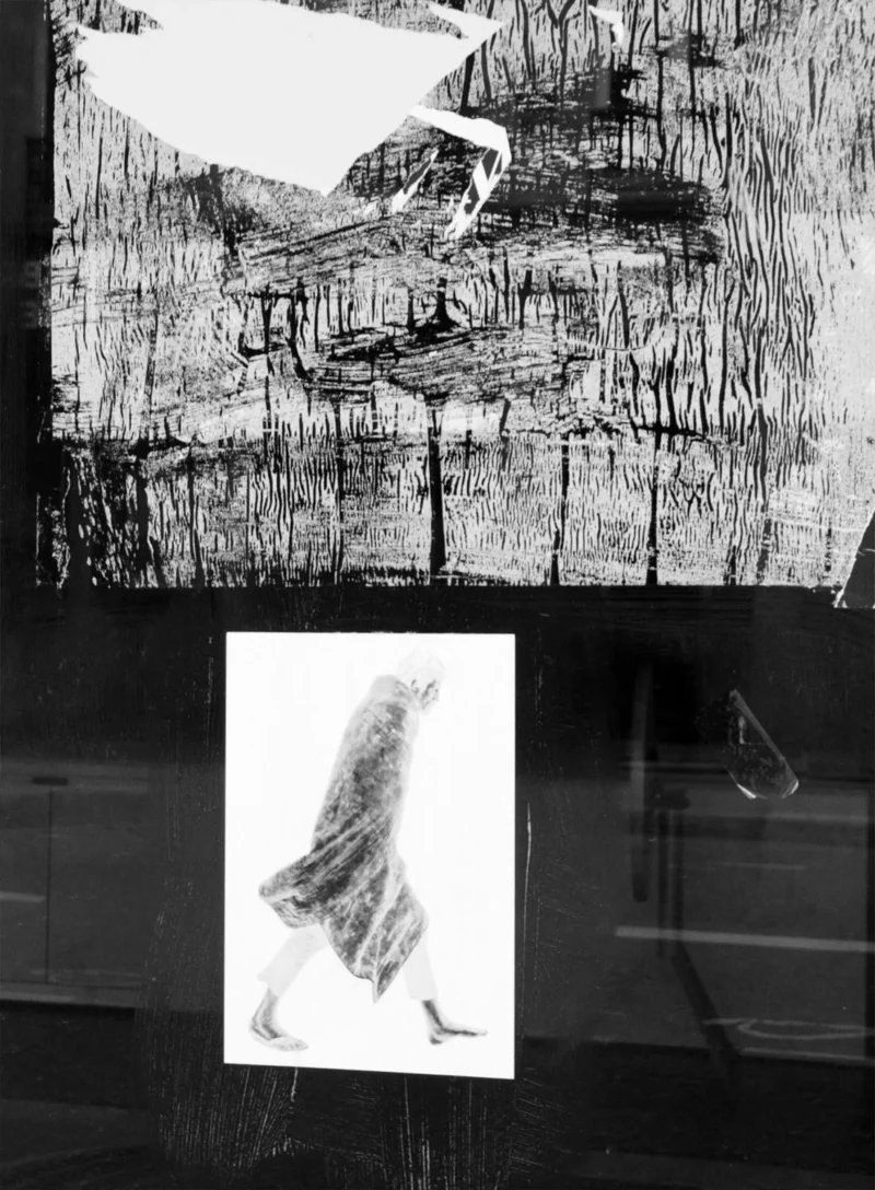 Pascale · 01/05/2026 · 1103 x 1500 Cette photographie présente deux œuvres artistiques en noir et blanc. Le sujet principal semble être une silhouette féminine stylisée, visible dans la partie inférieure, évoquant une figure élancée et presque abstraite.La composition juxtapose deux images : une texture brute et déchirée en haut, et une silhouette plus nette en bas. Le cadrage est serré, mettant en valeur les détails des traits et des textures. La lumière est contrastée, accentuant les ombres et les formes. Les couleurs dominantes sont les nuances de gris, renforçant une ambiance à la fois mystérieuse et mélancolique. Le style rappelle l’art abstrait ou expressionniste, avec une touche de minimalisme.