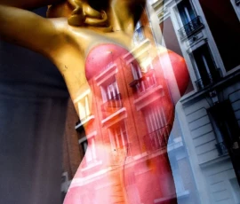 Franck T. · 09/05/2026 · 831 x 1400 Cette photographie met en scène une statue ou sculpture féminine stylisée, au corps élancé et aux traits épurés. Le cadrage serré isole le sujet, avec un arrière-plan flou et sombre, mettant l'accent sur les formes.Les couleurs dominantes sont des teintes pastel, principalement rose et blanc, avec des dégradés doux. La lumière semble artificielle, créant des effets de flou et de mouvement, évoquant un style moderne et artistique. L’ambiance est à la fois mystérieuse et dynamique, avec une touche de minimalisme et de sensualité.