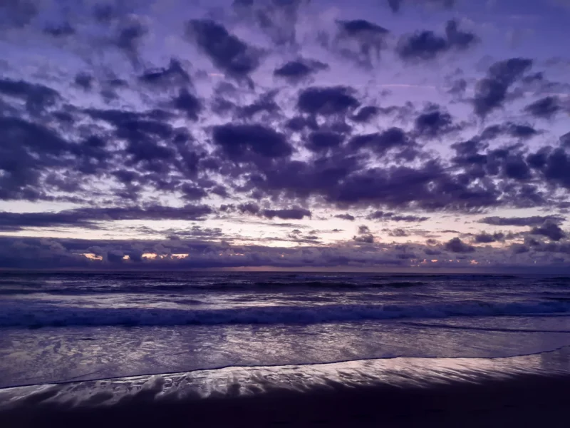 Vincent · 21/08/2022 · 4608 x 3456 Cette photographie capture un **couchant ou lever de soleil** au-dessus d’une étendue maritime ou montagneuse.Le **sujet principal** est le ciel, avec ses **nuages denses et dramatiques** teintés de bleu profond et de touches violettes. La **composition** est large, offrant une vue panoramique. Le **cadrage** est horizontal, embrassant l’immensité du paysage.La **lumière** est douce mais contrastée, avec des jeux d’ombres et de clarté. Les **couleurs dominantes** sont les bleus profonds, violets et gris perle, créant une **ambiance sereine et mystérieuse**, presque onirique. Le style est **naturel et épuré**, mettant en valeur la beauté brute du paysage.