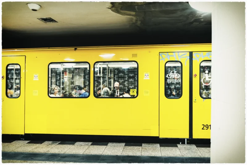 Thierry · 02/05/2026 · 3840 x 2560 Cette photographie montre un tramway jaune, sujet principal, avec ses fenêtres reflétant des formes floues. La composition est symétrique, centrée sur le véhicule. Le cadrage est serré, mettant en valeur la façade du tram.La lumière est douce, légèrement tamisée, créant une ambiance rétro. Les couleurs dominantes sont le jaune vif du tram et les tons grisâtres du sol et de l'arrière-plan. Le style évoque une esthétique vintage, renforcée par le flou et les teintes sépia. L'ambiance est à la fois urbaine et nostalgique.