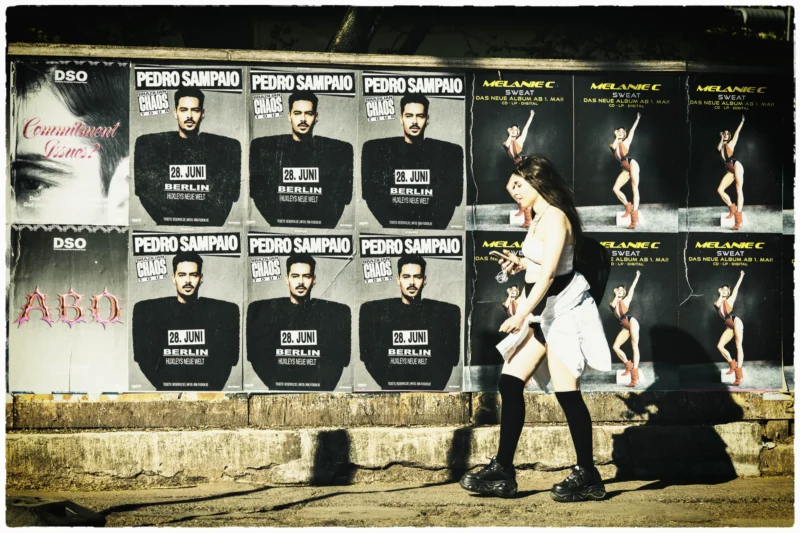 Thierry · 02/05/2026 · 3840 x 2560 Cette photographie montre une personne en train de coller des affiches électorales représentant Pedro Sampayo. Le sujet principal est cette action politique nocturne.La composition met en valeur les affiches répétitives et les silhouettes des deux individus. Le cadrage est serré sur les affiches et les personnes, avec un arrière-plan sombre. La lumière est tamisée, créant des contrastes nets entre les zones éclairées et les ombres.Les couleurs dominantes sont les tons sombres (noirs, gris) avec des touches de blanc et bleu sur les affiches. Le style est documentaire, réaliste, capturant une scène authentique. L’ambiance est discrète et intense, évoquant une activité clandestine ou nocturne.