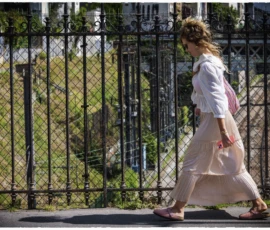 Thierry · 16/05/2026 · 3840 x 2560 Cette photographie met en scène une femme comme sujet principal, marchant près d'une clôture métallique. La composition est simple et épurée, avec un cadrage serré sur le sujet, laissant peu d’espace aux éléments de distraction.La lumière semble naturelle et douce, probablement en journée. Les couleurs dominantes sont des tons neutres (gris de la clôture, beige de ses vêtements) avec des touches de vert pour les arbres en arrière-plan.Le style est réaliste et documentaire, évoquant une ambiance calme et quotidienne.