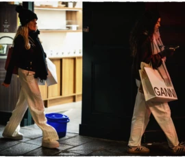 Thierry · 15/05/2026 · 3840 x 2560 Cette photographie montre deux sujets principaux, probablement une personne en uniforme et une autre en vêtements civils, filmés en mouvement. La composition est divisée en deux images superposées, créant un effet dynamique.Le cadrage est serré sur les jambes et le bas du corps, avec un arrière-plan sombre et flou. La lumière est tamisée, avec des contrastes marqués, donnant une ambiance nocturne ou intérieure peu éclairée. Les couleurs dominantes sont les tons sombres (noirs, gris) avec des touches de beige et bleu.Le style rappelle le photojournalisme ou une approche documentaire, évoquant une ambiance mystérieuse et urbaine.